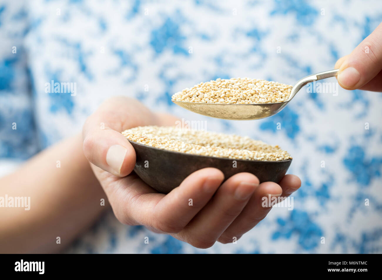 Close Up of Woman Holding Bowl of Amaranth Banque D'Images
