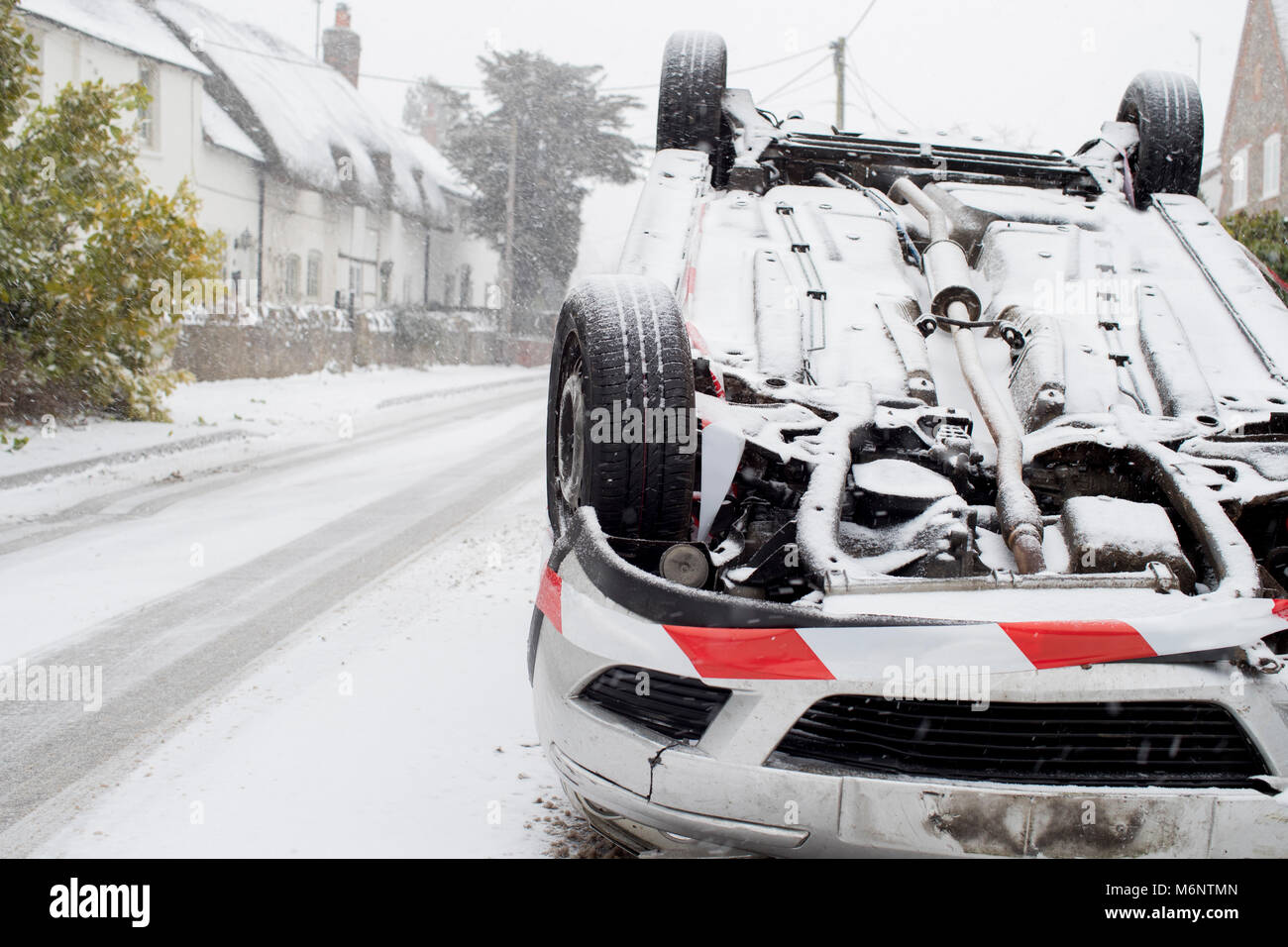 Voiture renversée après accident de la neige de l'hiver Banque D'Images