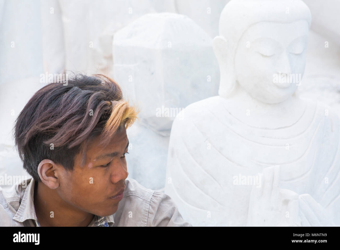 Par travailleur en Bouddha, Amarapura, Mandalay, Myanmar (Birmanie), l'Asie en février - travailler à des ateliers sculpture sur pierre en marbre recouvert de poussière Banque D'Images