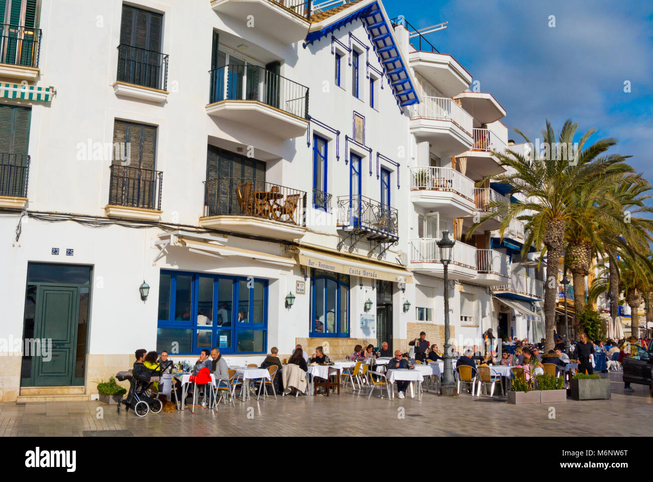 Terrasses de restaurants, Carrer de Port Alegre, Sitges, Catalogne, Espagne Banque D'Images