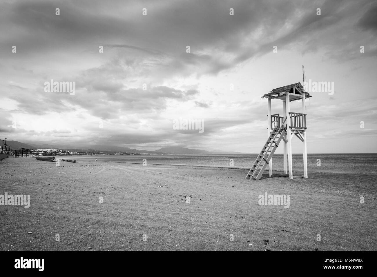 Life guard cabane sur une plage en noir et blanc. Banque D'Images Life guard cabane sur une plage en noir et blanc. Banque D'Images