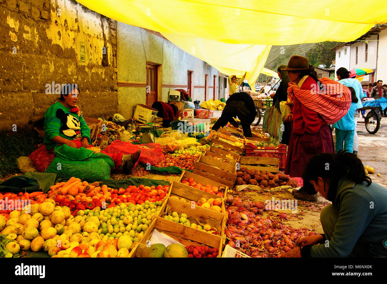 LA RÉGION, le Pérou - 05 février 2012 : femme ethnique péruvienne dans les vêtements nationaux vente de produits agricoles et d'autres produits alimentaires sur le marché - La Paz Banque D'Images