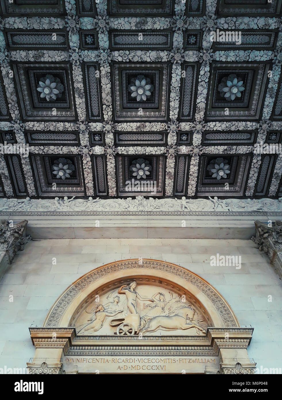 Beau plafond au-dessus de l'entrée de l'hôtel Fitzwilliam Museum, Cambridge, Royaume-Uni. Banque D'Images