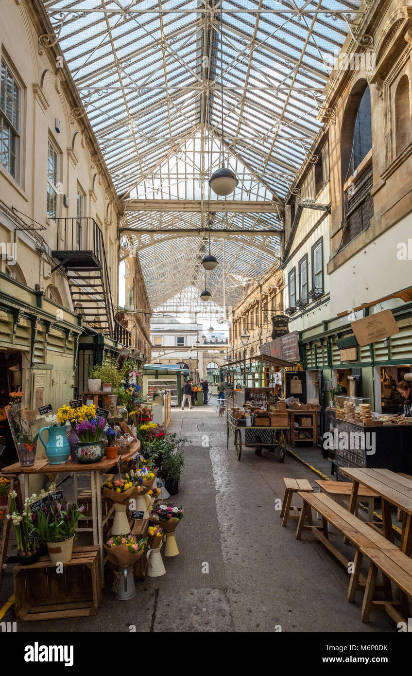 Tôt le matin, au marché de St Nicholas dans la vieille ville de Bristol trimestre un assortiment de petits négociants indépendants, cafés restaurants et stands de nourriture Banque D'Images