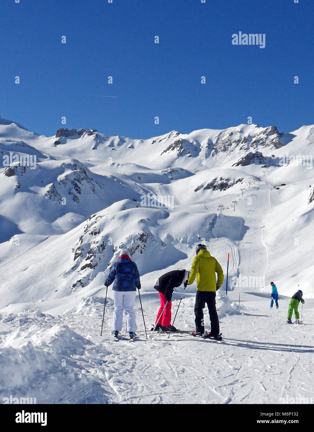 Station de ski de Grimentz suisse, avec la vieille ville historique de maisons en bois et des granges, est dans le canton du Valais. Cette montagne est populaire village hiver et été. Banque D'Images
