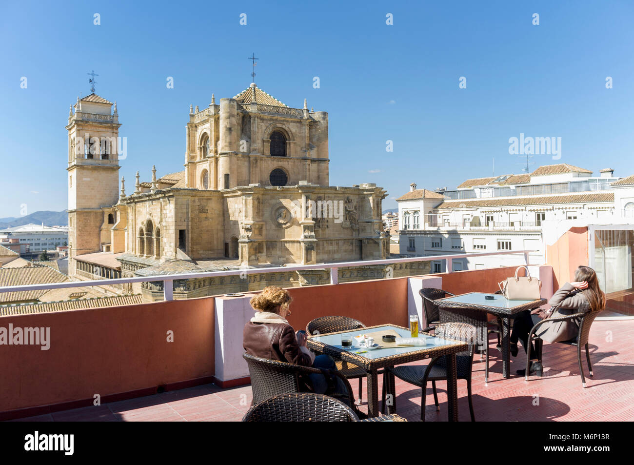 Les femmes se détendre au bar sur le toit d'en face de l'hôtel Los Jeronimos Real Monasterio de San Jerónimo. Grenade, Andalousie, Espagne Banque D'Images