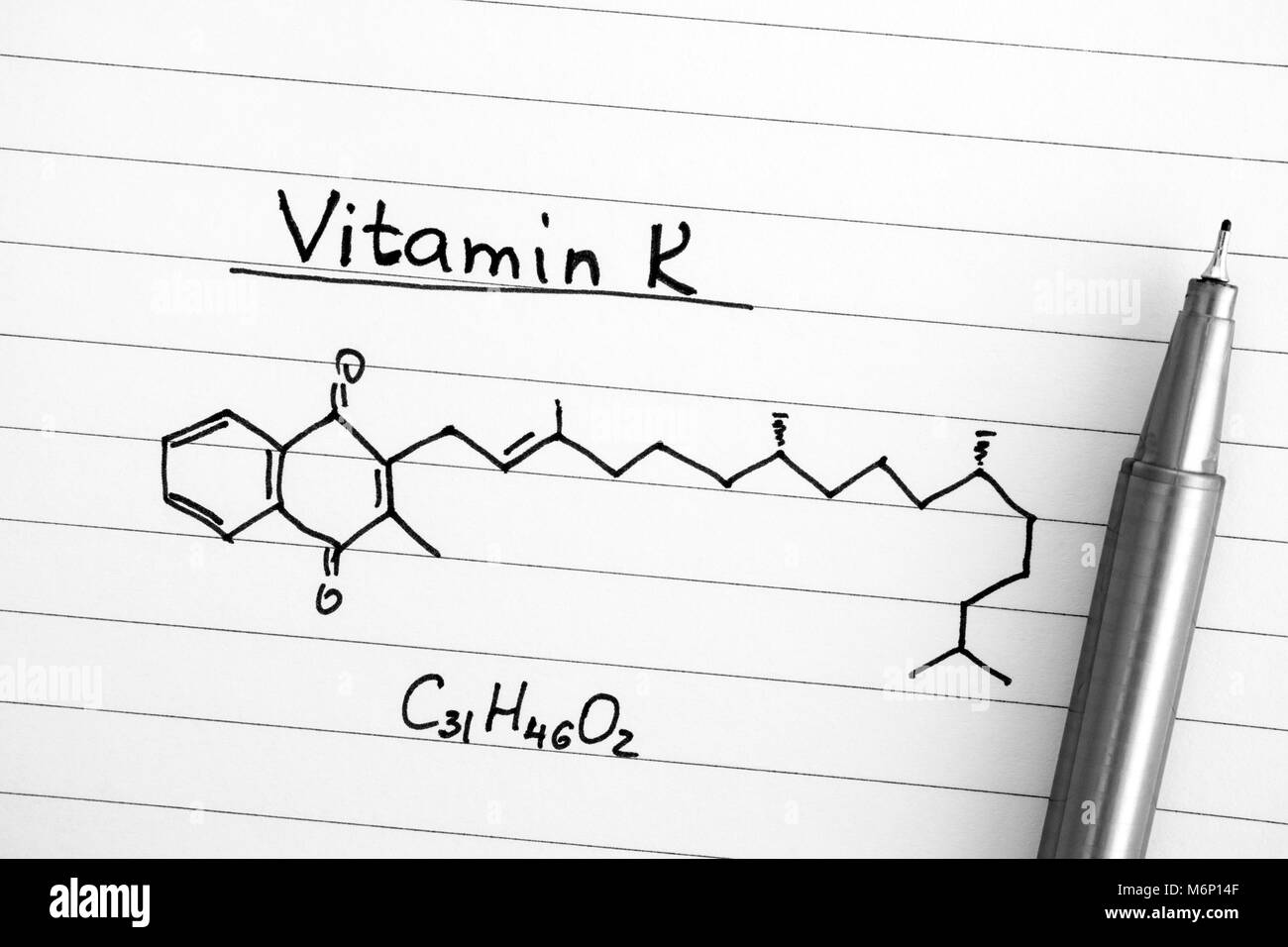 Formule chimique de la vitamine K avec un stylo noir. Close-up. Banque D'Images