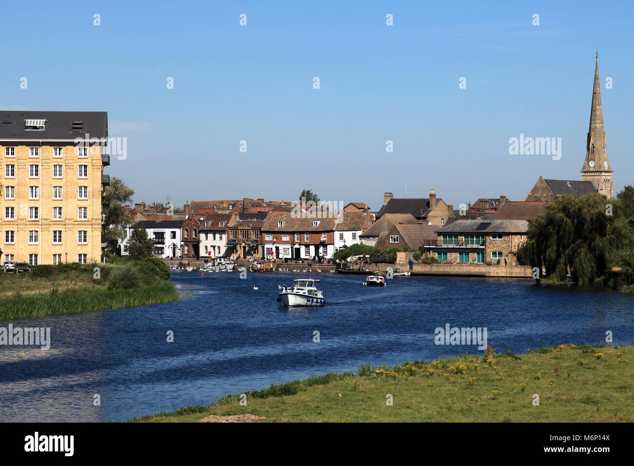 Bateaux sur la rivière Great Ouse, St Ives Cambridgeshire, ville, England, UK Banque D'Images