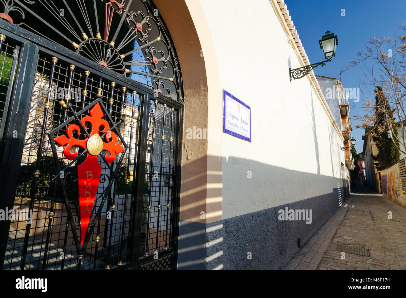 Grenade, Andalousie, espagne. Croix de Santiago à la porte de l'inn au couvent de Las Comendadoras de Santiago, point de départ de l'Mozarabe-Andalou qui comprend Camino Banque D'Images