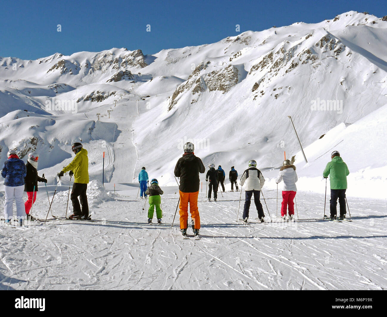 Station de ski de Grimentz suisse, avec la vieille ville historique de maisons en bois et des granges, est dans le canton du Valais. Cette montagne est populaire village hiver et été. Banque D'Images
