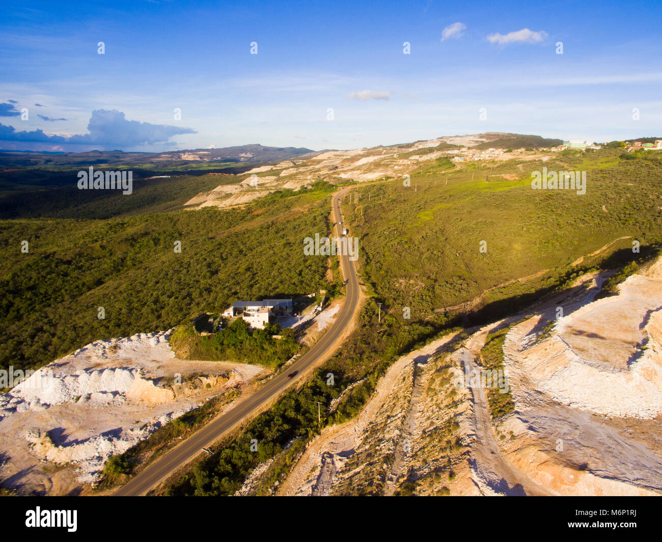 Voler au-dessus de l'autoroute dans la région de Minas Gerais, Brésil Banque D'Images