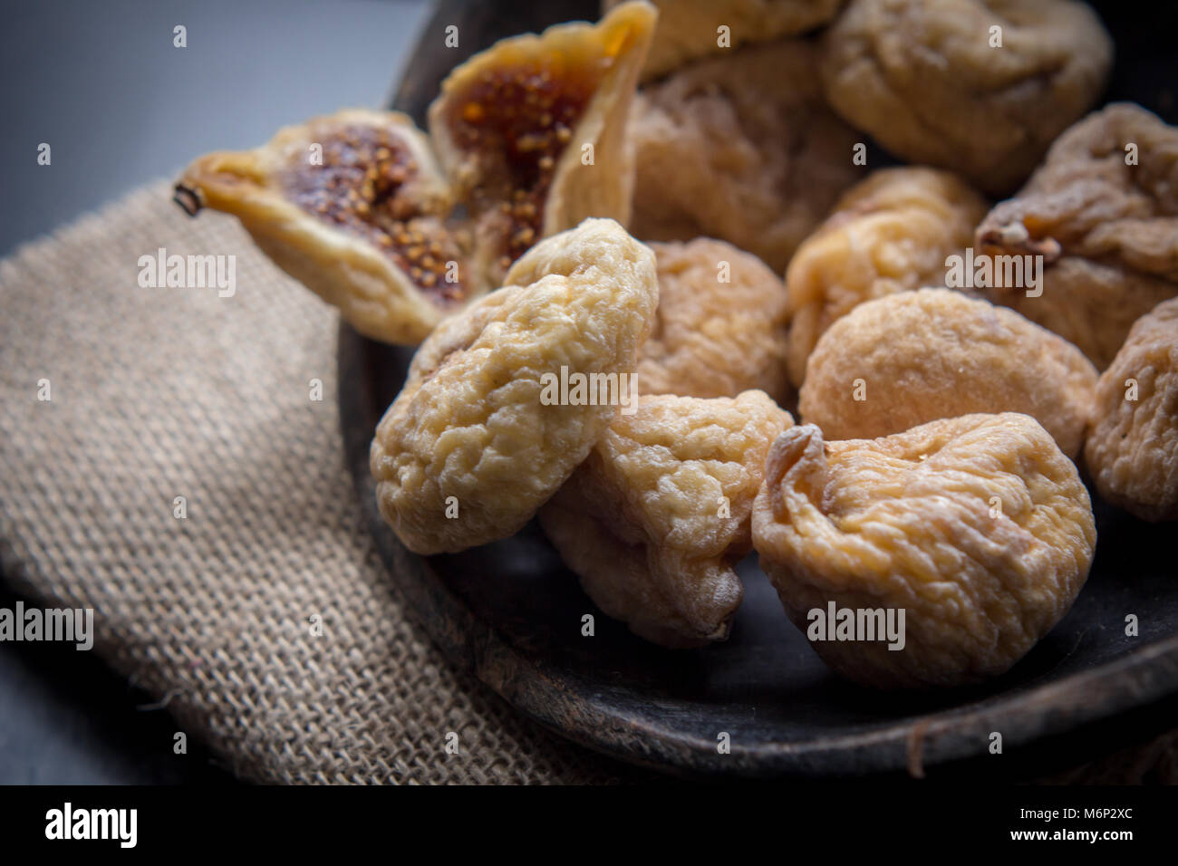 Les figues sèches dans un bol en bois rustique, des fruits secs, fermer l'alimentation à la vie encore Banque D'Images