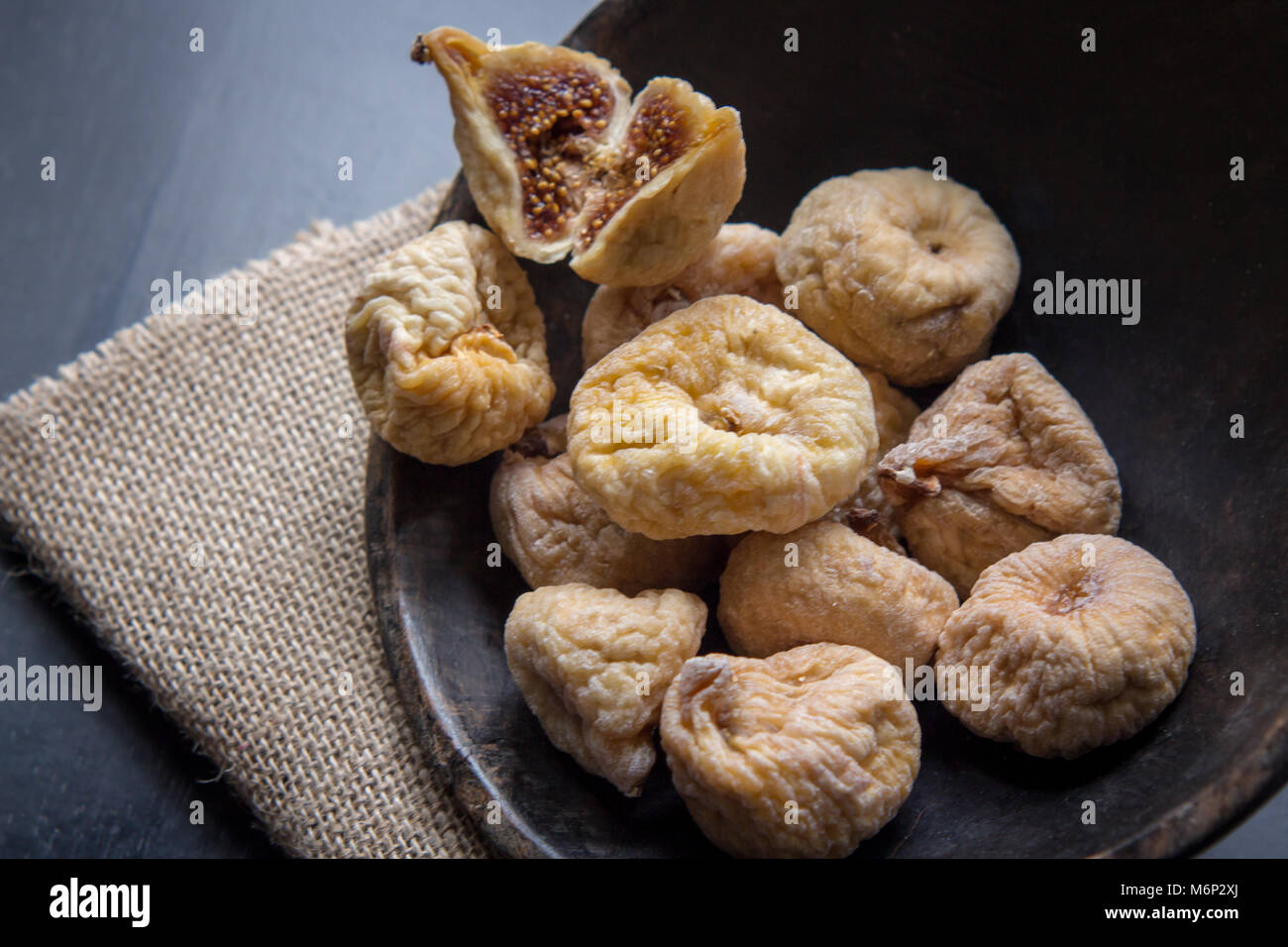 Les figues sèches dans un bol en bois rustique, des fruits secs, fermer l'alimentation à la vie encore Banque D'Images