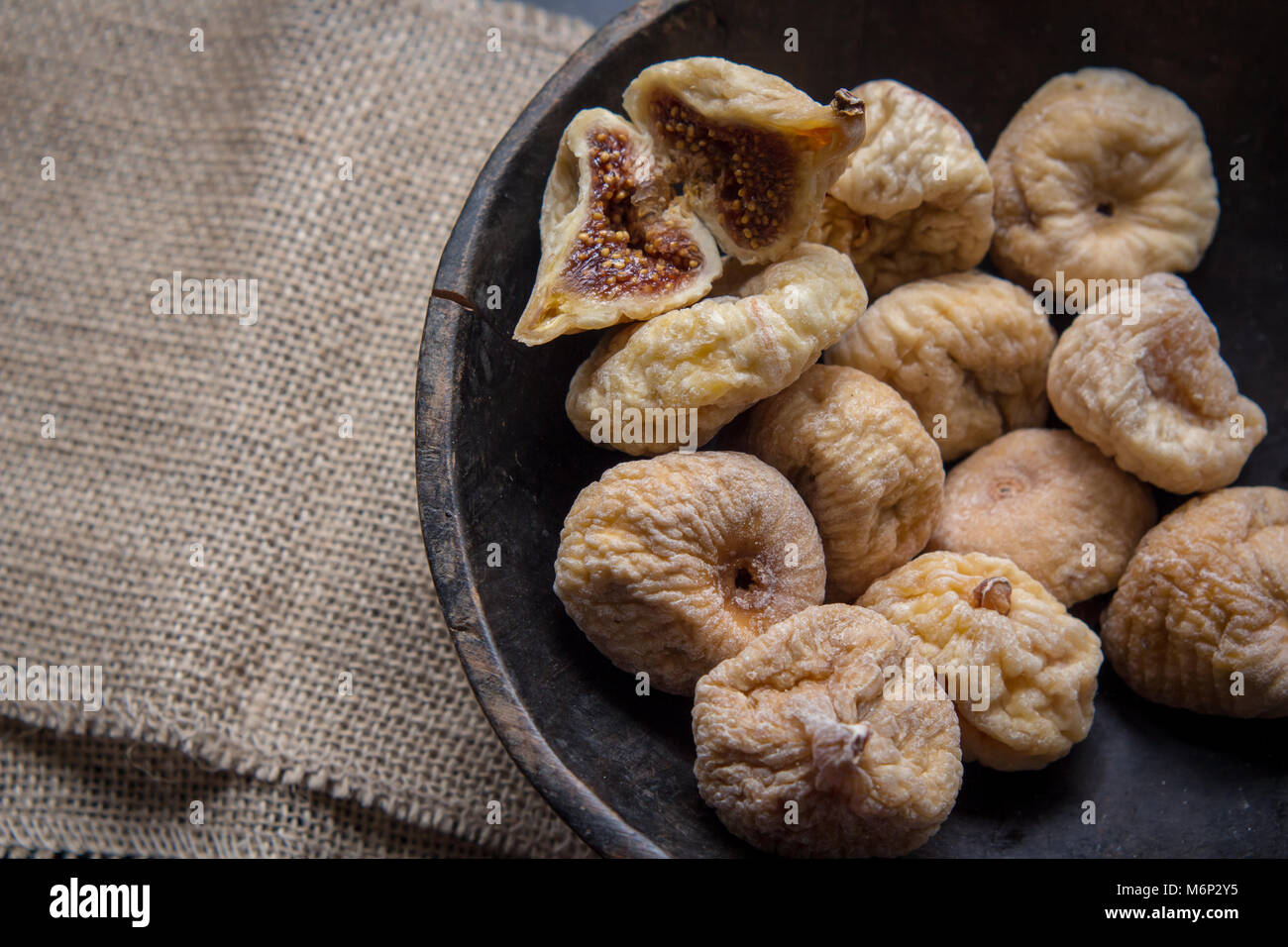 Les figues sèches dans un bol en bois rustique, des fruits secs, fermer l'alimentation à la vie encore Banque D'Images