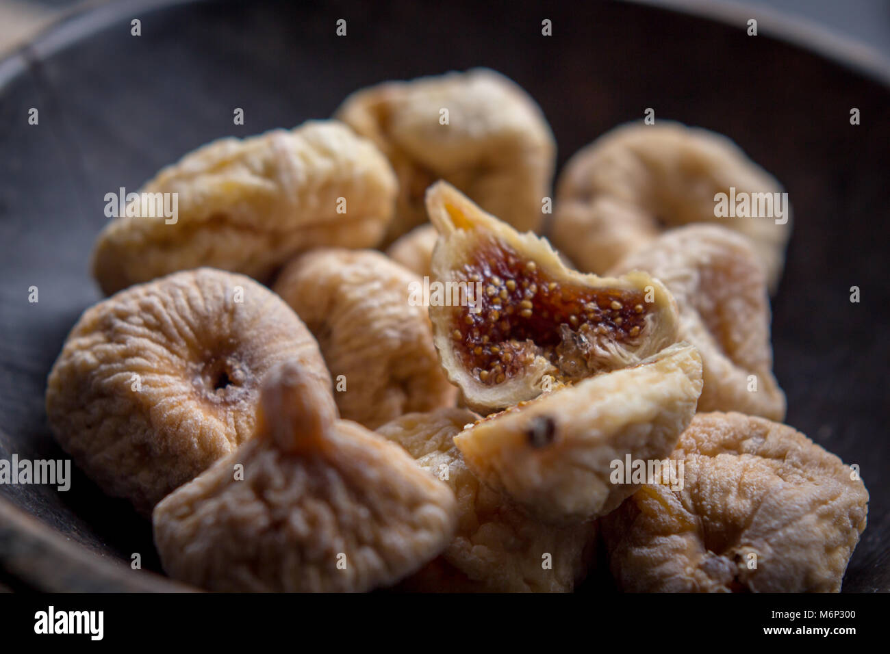 Les figues sèches dans un bol en bois rustique, des fruits secs, fermer l'alimentation à la vie encore Banque D'Images