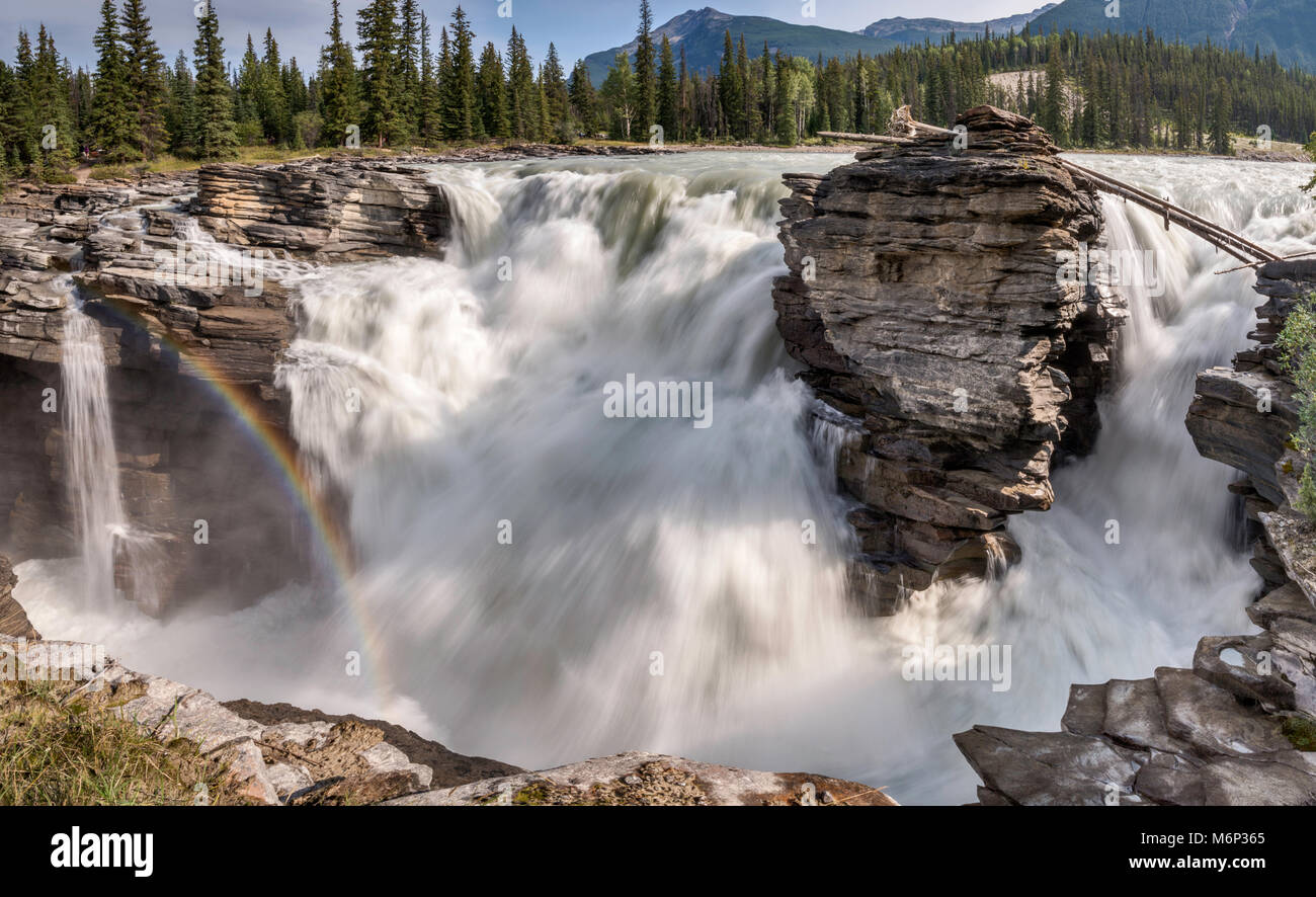 Rainbow au chutes Athabasca, Rocheuses canadiennes, la promenade des Glaciers, Jasper National Park, Alberta, Canada Banque D'Images