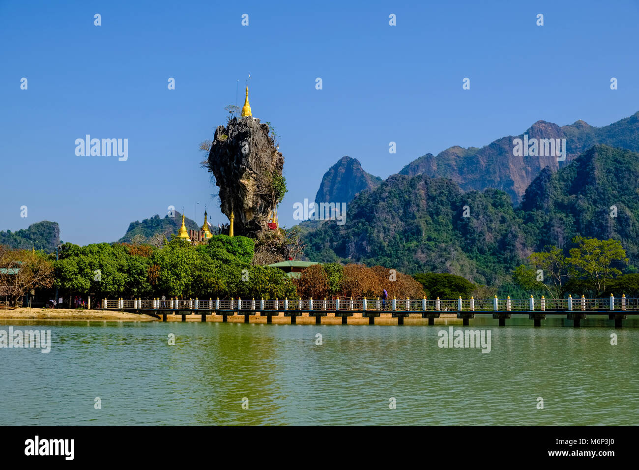 La pagode de Kyauk Ka Lat appartient à un monastère et est situé sur une île au milieu d'un lac, le Mont Zwegabin dans la distance Banque D'Images