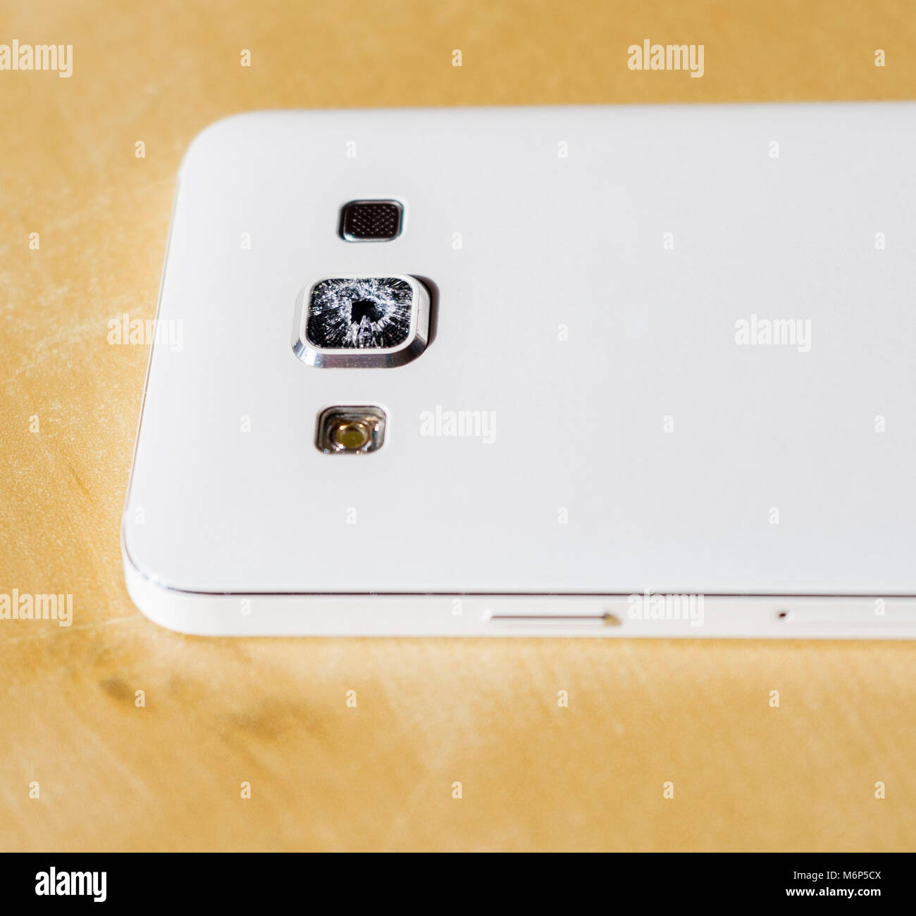 Close up of a white téléphone mobile avec endommagé/ 12.2005/ casse/ shattered glass - objectif de l'appareil de protection with copy space Banque D'Images