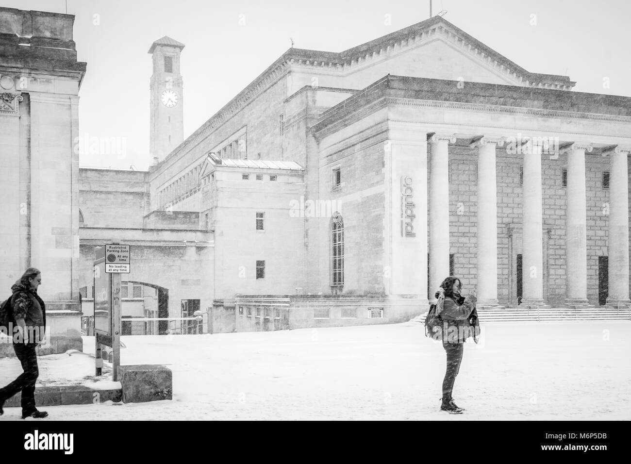 De l'O2 Monochrome Guildhall et le Civic Center Tour de l'horloge à Guildhall Square pendant les fortes chutes de neige en mars 2018, Southampton, England, UK Banque D'Images
