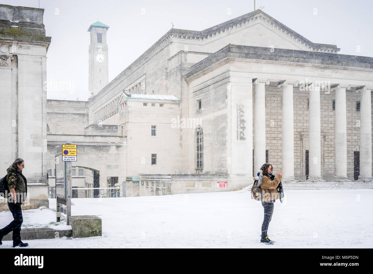 L'O2 et le Guildhall Civic Centre Tour de l'horloge à Guildhall Square au cours de l'hiver et de fortes chutes de neige en mars 2018, Southampton, England, UK Banque D'Images