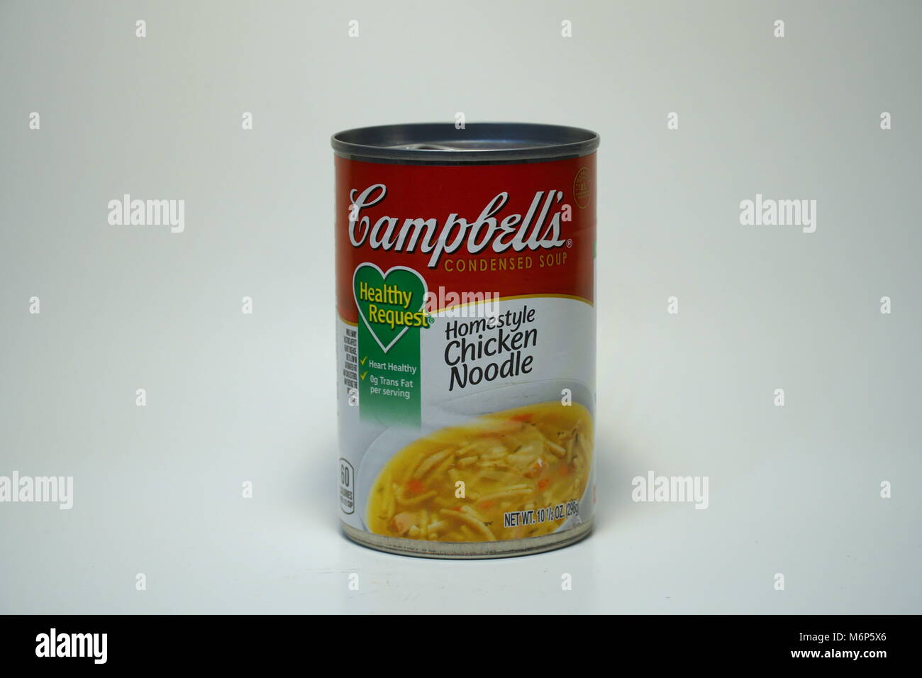 Campbells soupe poulet et nouilles pouvez. Produit isolé cadre vertical shot homestyle condensé de l'oeuvre de l'étiquette de repas conçu par Andy Warhol - Exemple Banque D'Images