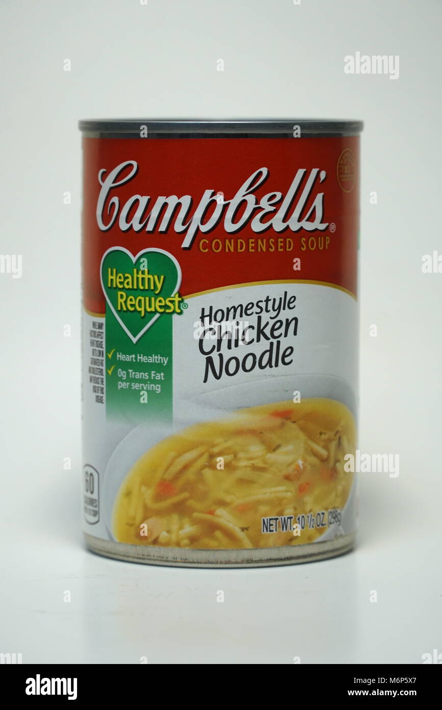 Campbells soupe poulet et nouilles pouvez. Produit isolé cadre vertical shot homestyle condensé de l'oeuvre de l'étiquette de repas conçu par Andy Warhol - Exemple Banque D'Images