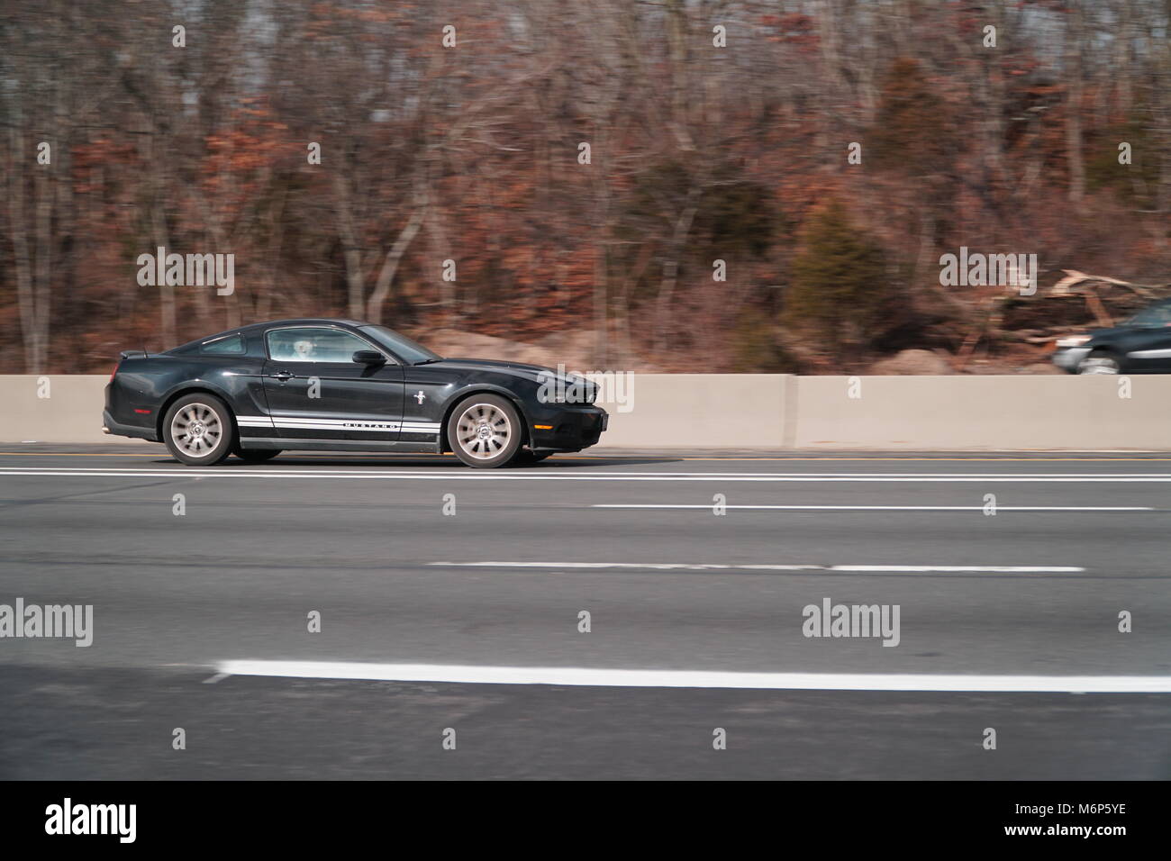 Ford Mustang conduite rapide sur une autoroute. Motion Blur en véhicule de  covoiturage lane Expressway. Voiture de sport concept original fabriqué en  Amérique par moto Photo Stock - Alamy