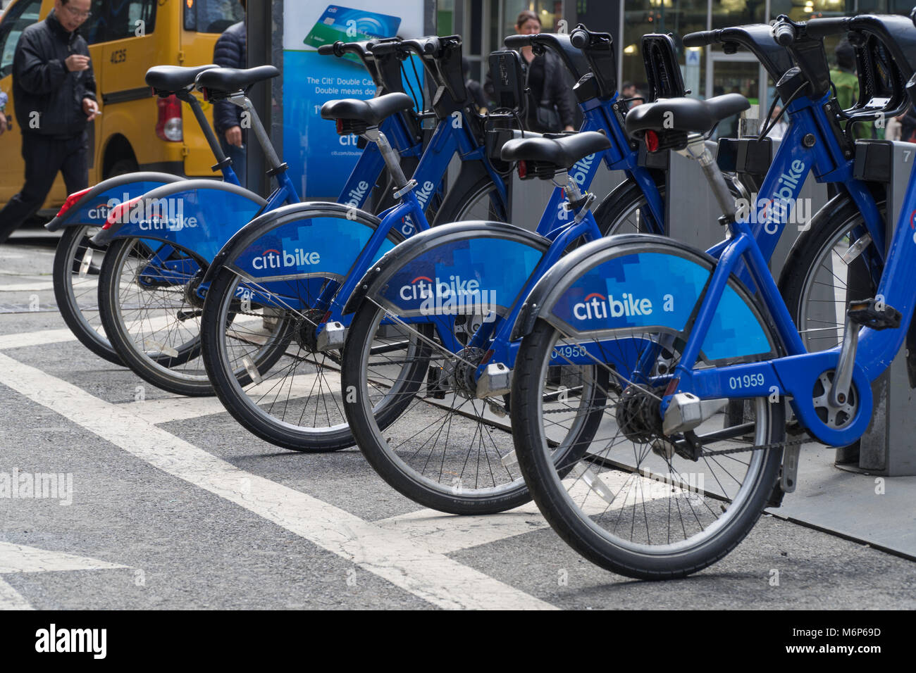 New York - Avril 2017 : Citibike attendre des vélos pour les cavaliers de payer pour la location sur une rue de Manhattan. Système de partage public programme méthode temporaire Banque D'Images