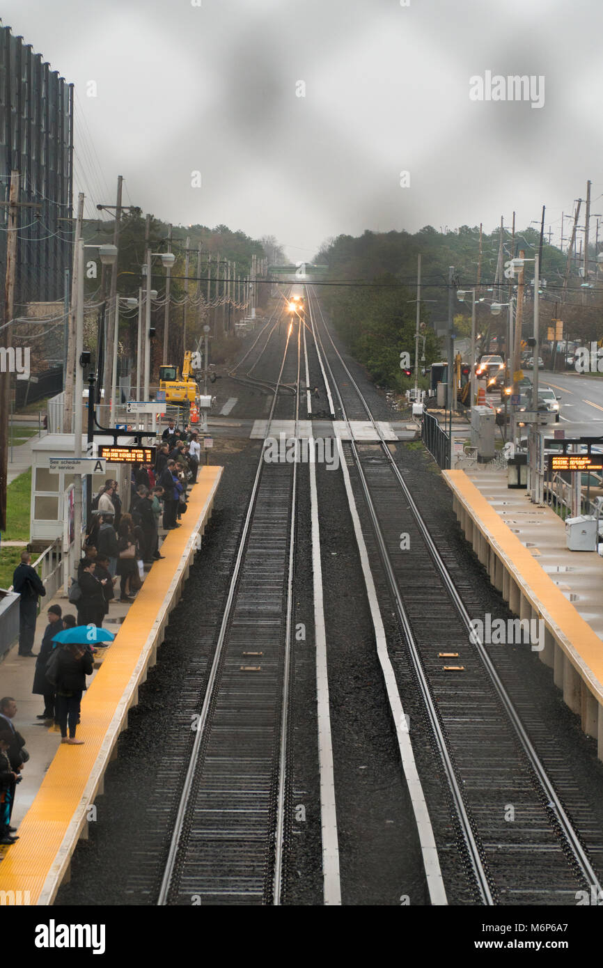 Long Island, NY - Circa 2017 : Long Island Railroad train voyage sur la voie de la plate-forme. Ces déplacements de personnes les transports publics dans Manhattan. Ver Banque D'Images