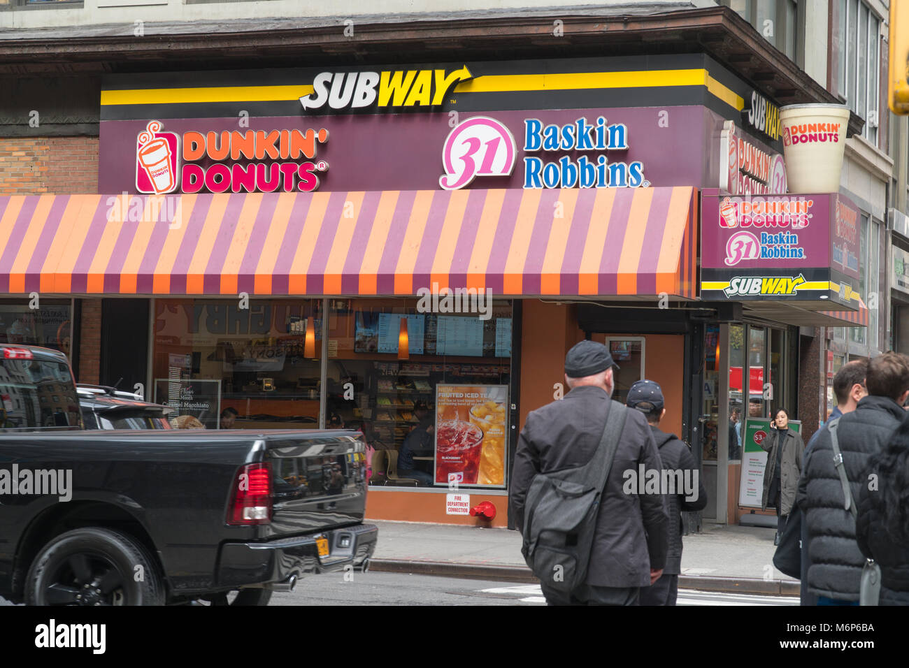 New York City - Circa 2017 : Métro Dunkin Donuts Baskin Robins store à Manhattan NYC comme des piétons et la circulation automobile, le stree Banque D'Images