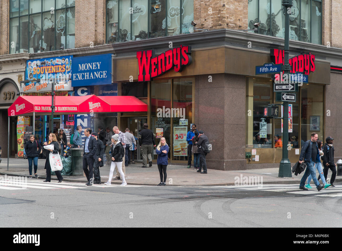 New York City - Circa 2017 : École de restauration rapide franchise store à Manhattan NYC, fondée par Dave Thomas dans l'Ohio. Menu des hamburgers frites Banque D'Images