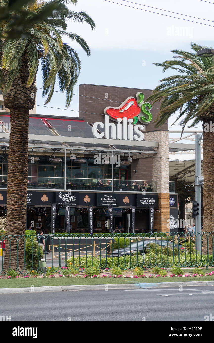 Las Vegas, Nevada - Circa 2017 : Chillies Restaurant extérieur sur la bande de casino. Servir la nourriture mexicaine et happy hour boissons boissons spéciales. Fra verticalement Banque D'Images