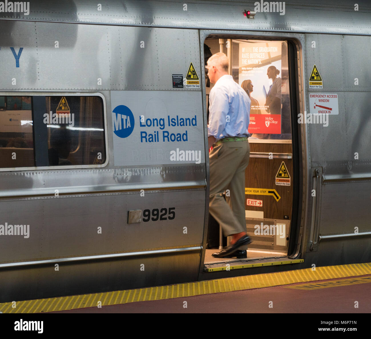New York City, vers 2017 : Long Island Railroad train LIRR MTA à Penn  Station d'embarquement des passagers de quitter Manhattan NYC commute de  pointe accueil hou Photo Stock - Alamy