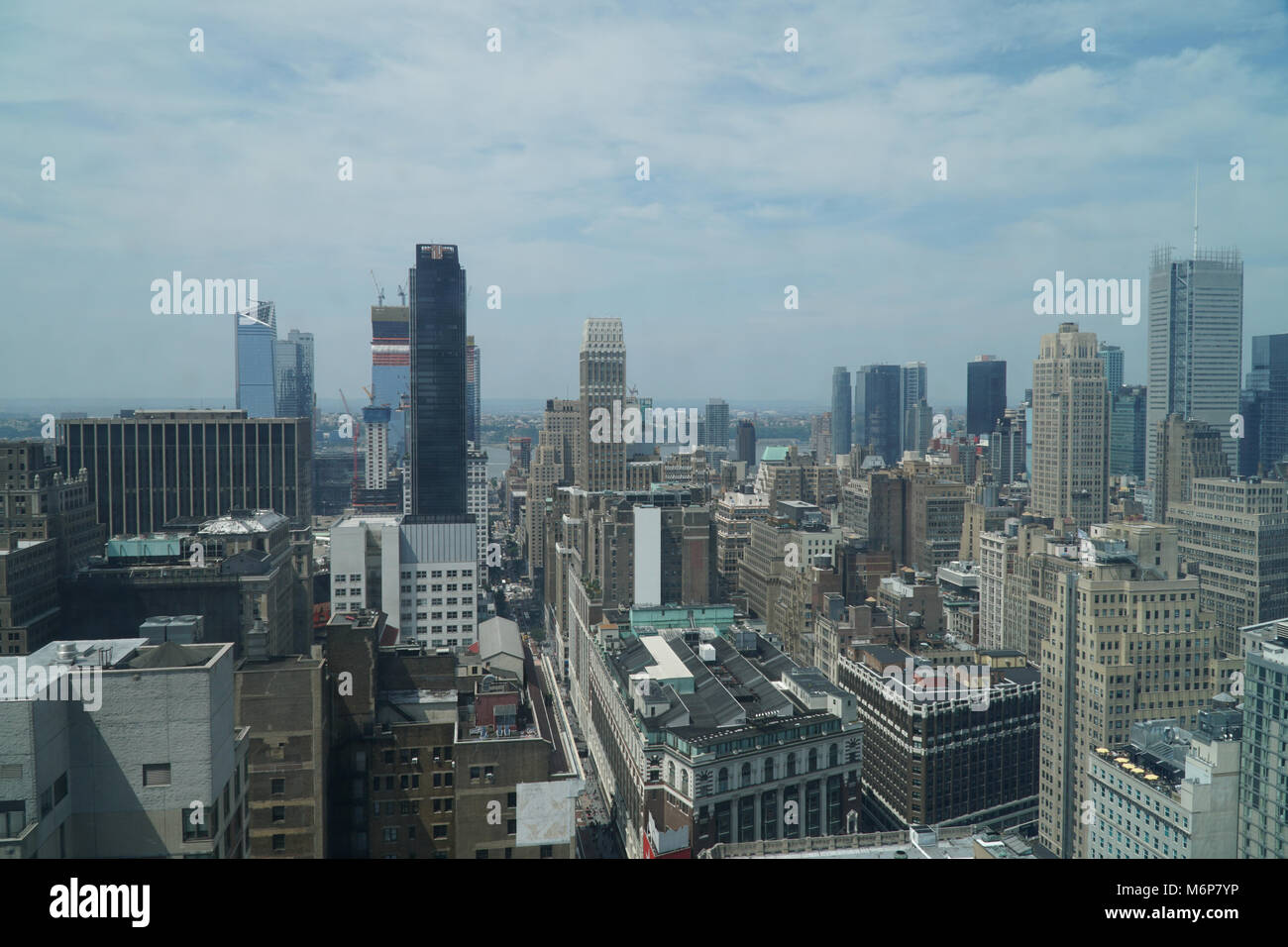 Large passage shot stock photo de midtown Manhattan sur un jour nuageux. Banque D'Images