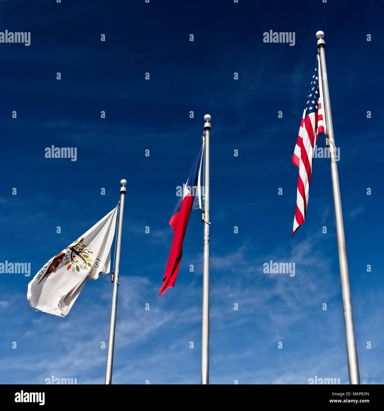 Trois drapeaux, ciel bleu et nuages Banque D'Images