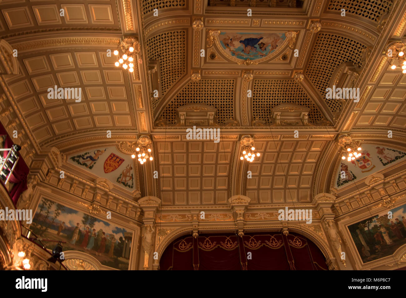 L'auditorium Royal Hall,plafond,Harrogate North Yorkshire, Angleterre, Royaume-Uni. Banque D'Images