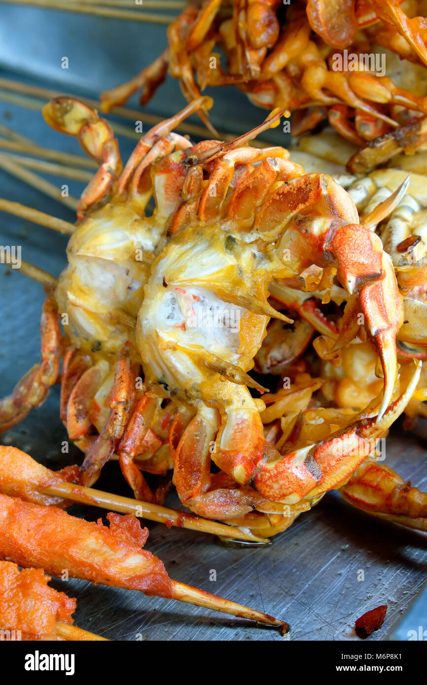 Crabe frit sur un bâton, Wangfujing Snack Street Market, Beijing, Chine Banque D'Images