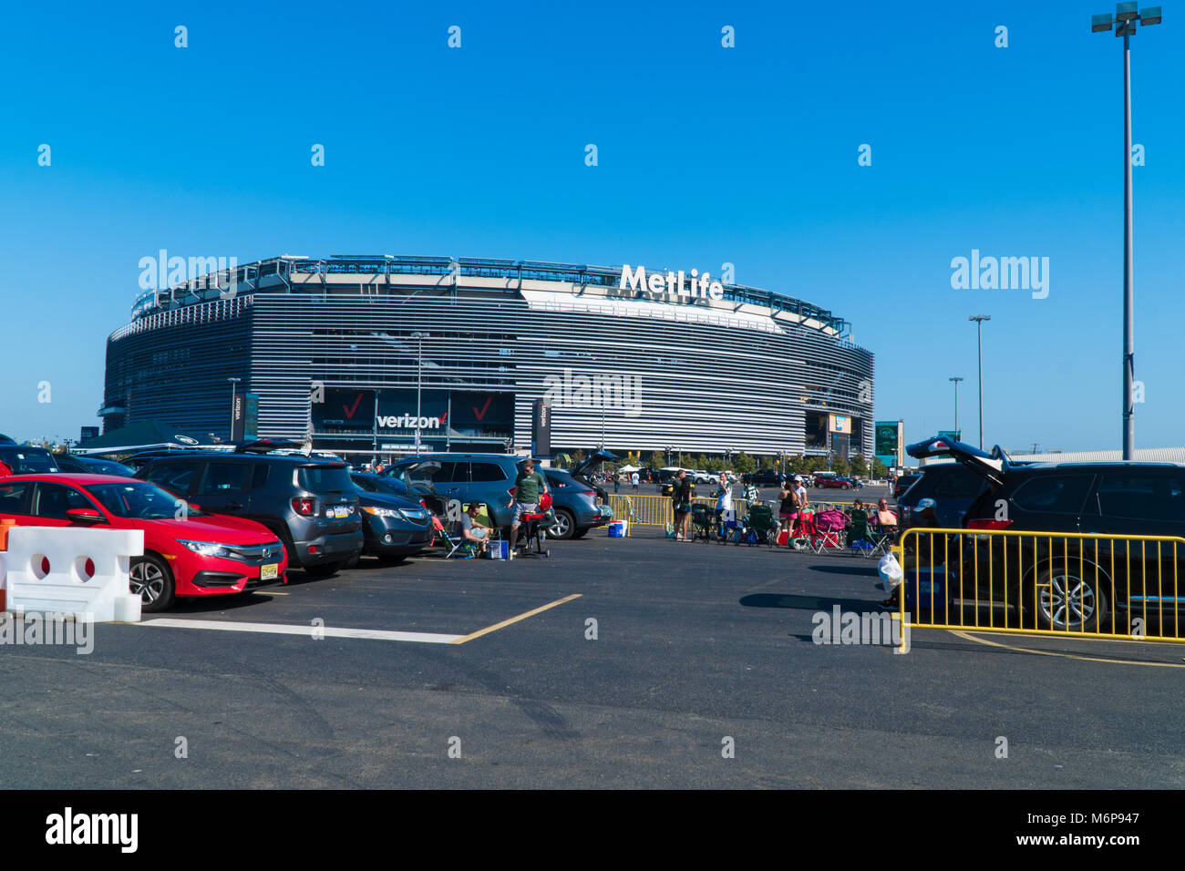 East Rutherford, NJ - Circa 2017 : Stade Metlife jour extérieurs de stationnement au cours de la photo avant de hayon New York Jets football jeu événement sportif Banque D'Images