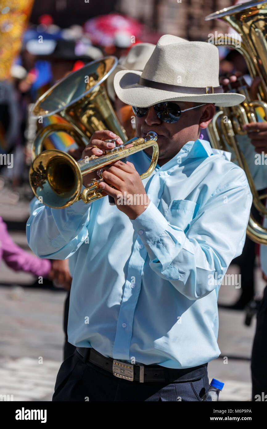 Trompettiste, procession, Plaza de Armas, la célébration du Corpus Christi, Cusco, Pérou Banque D'Images