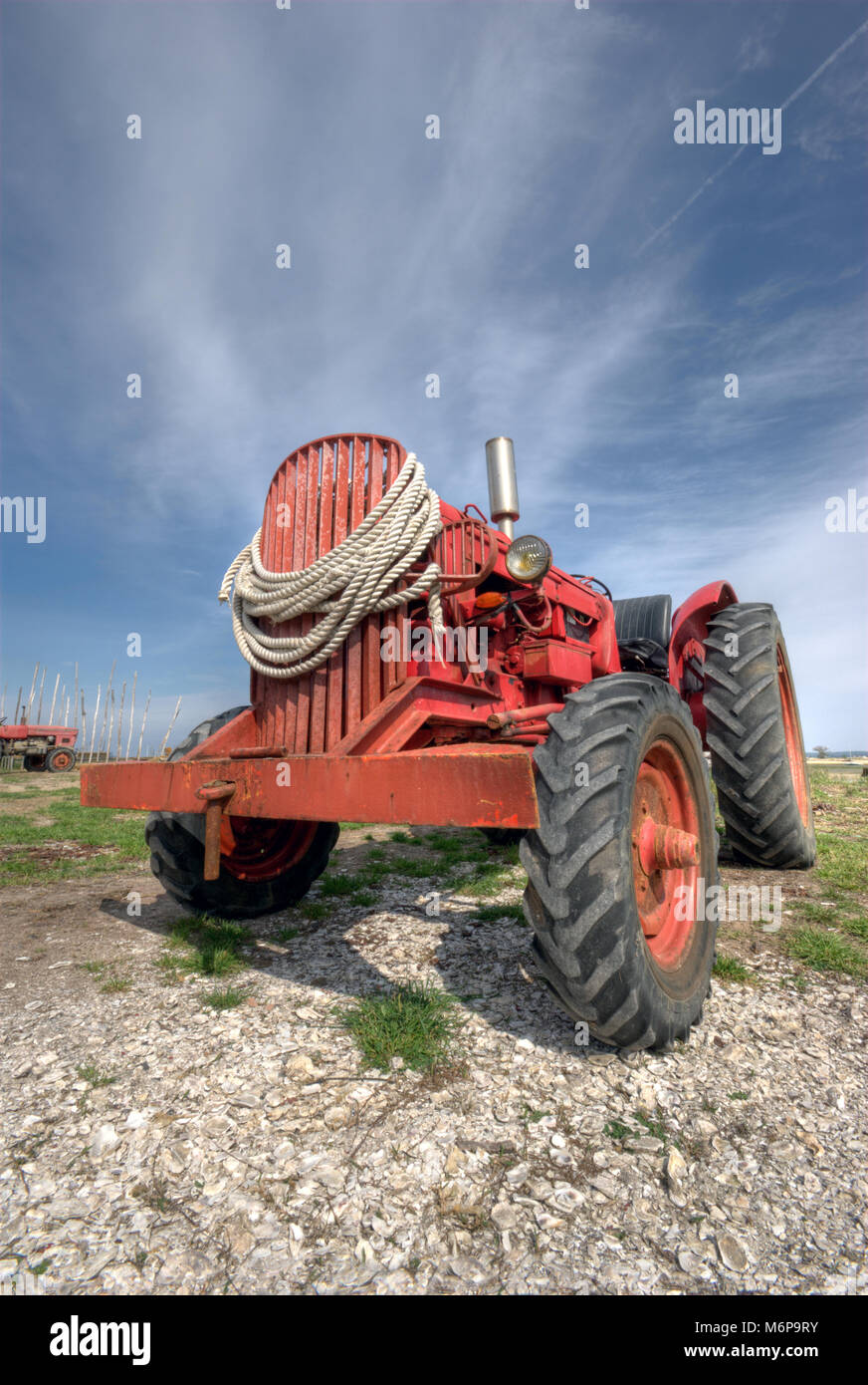 Ancien français tracteur utilisé pour l'ostréiculture Banque D'Images