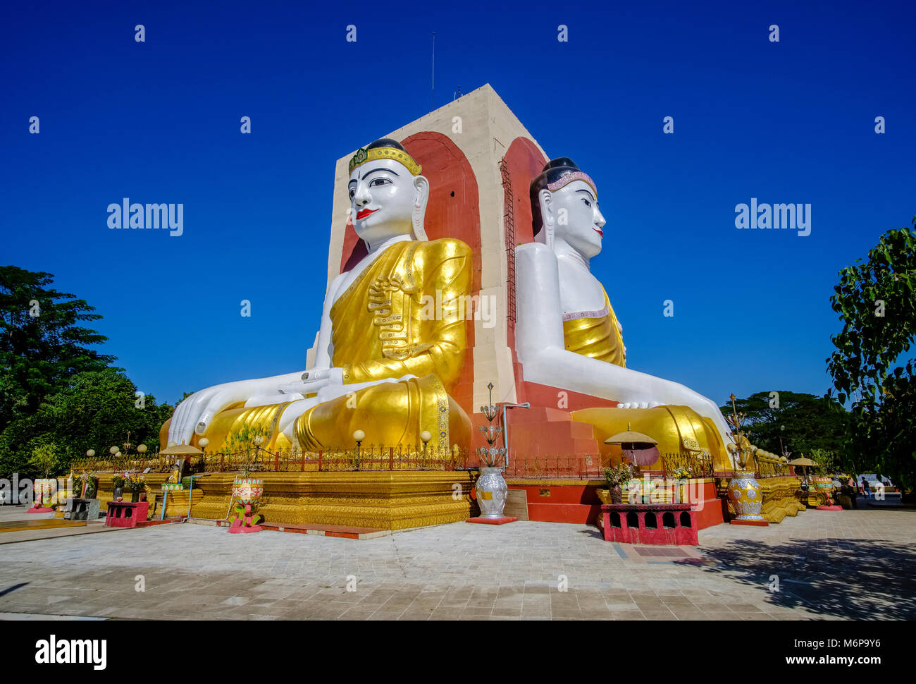 Pagode Kyaikpun, la statue des quatre bouddhas assis, est l'un des nombreux lieux de culte de la ville Banque D'Images