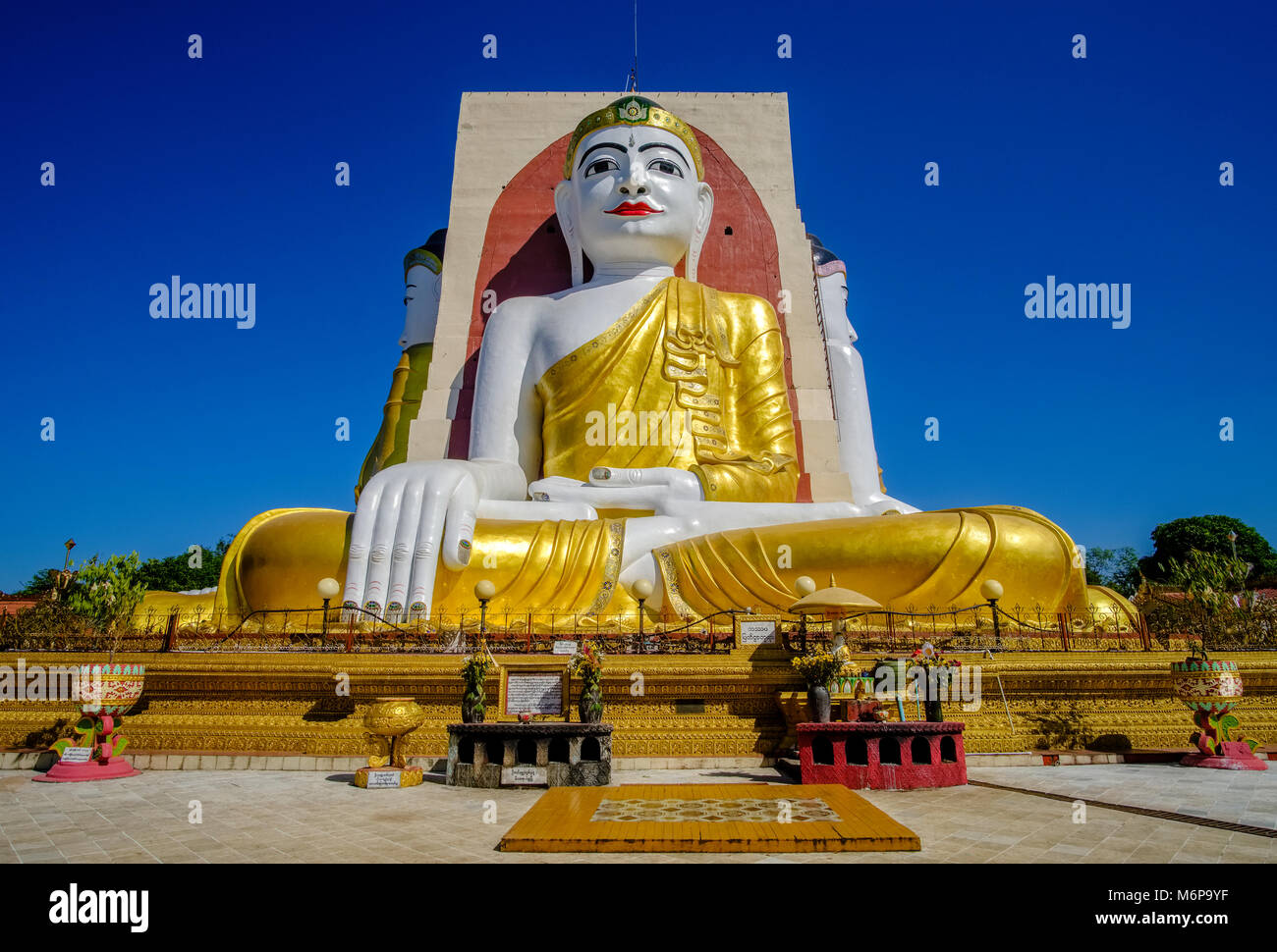 Pagode Kyaikpun, la statue des quatre bouddhas assis, est l'un des nombreux lieux de culte de la ville Banque D'Images