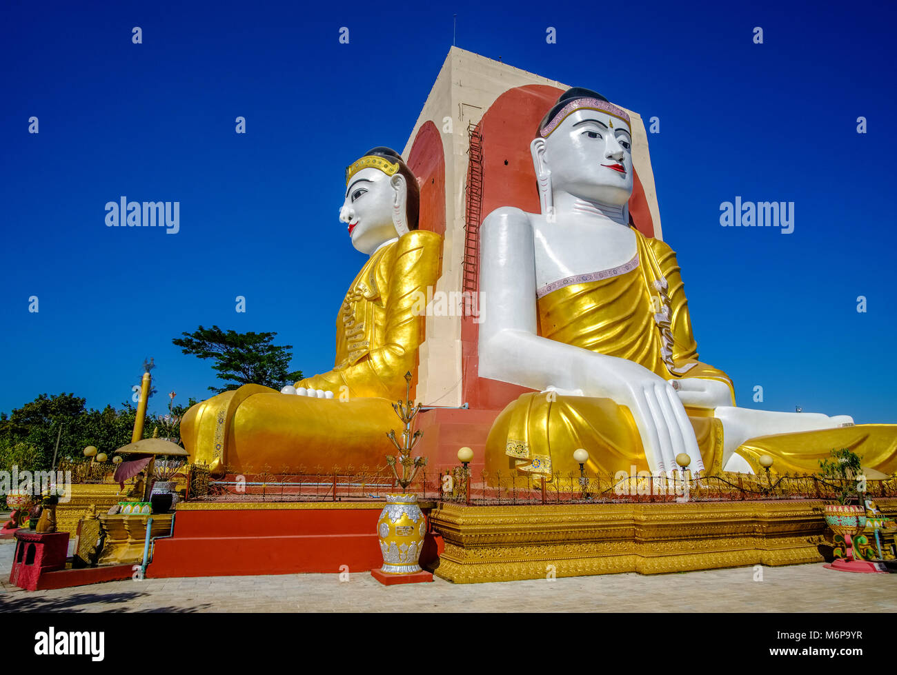 Pagode Kyaikpun, la statue des quatre bouddhas assis, est l'un des nombreux lieux de culte de la ville Banque D'Images