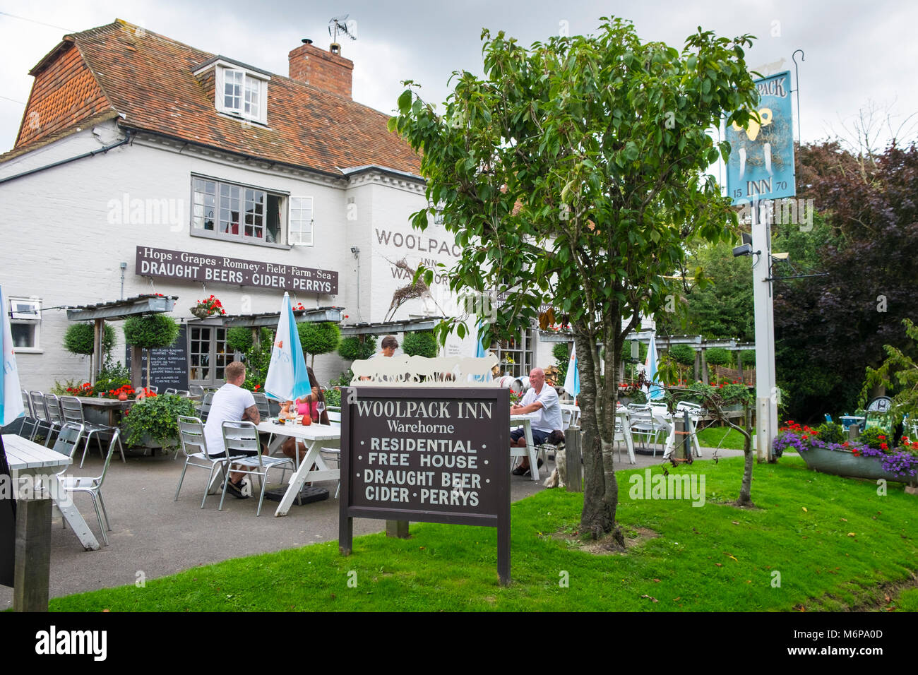 Le Woolpack Inn avec des gens manger à l'extérieur, un pub du 16ème siècle dans la région de Bernex, Kent, UK Banque D'Images