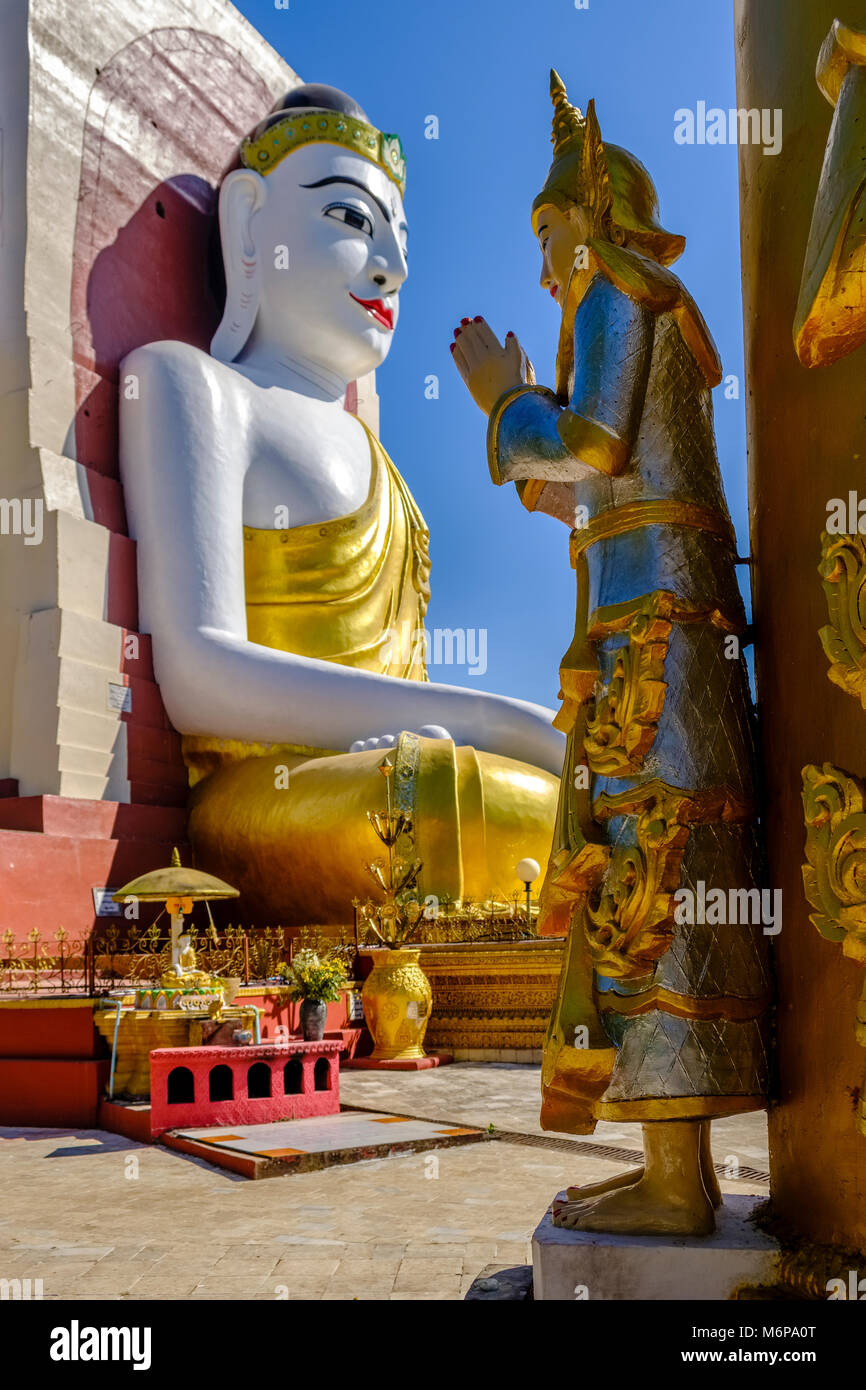 Détail de la Pagode Kyaikpun, la statue des quatre bouddhas assis, l'un des nombreux lieux de culte de la ville Banque D'Images
