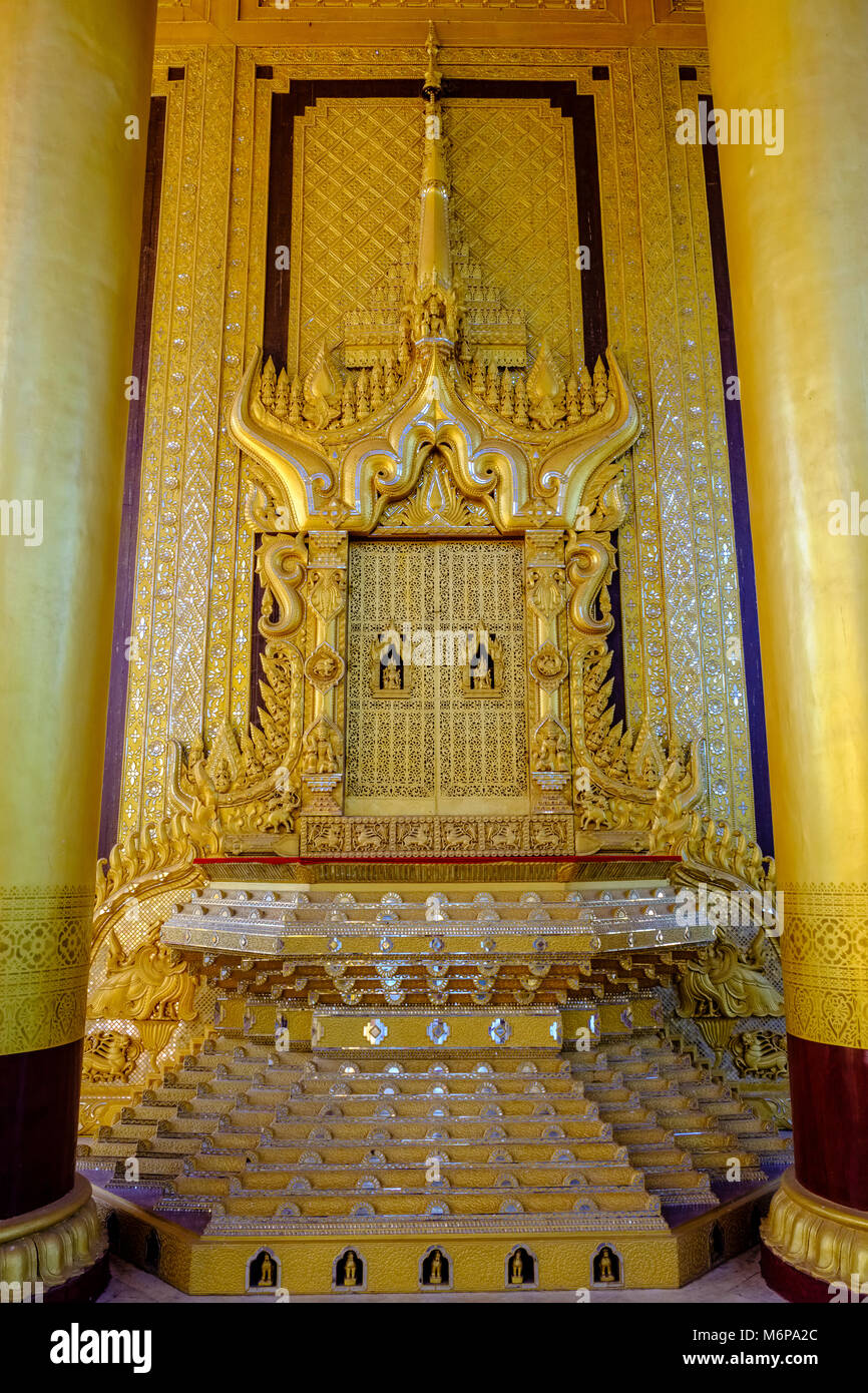 Le Thihathana trône, Lion trône, située à l'intérieur de la salle du trône Royal Lion du Kanbawzathadi Golden Palace Banque D'Images