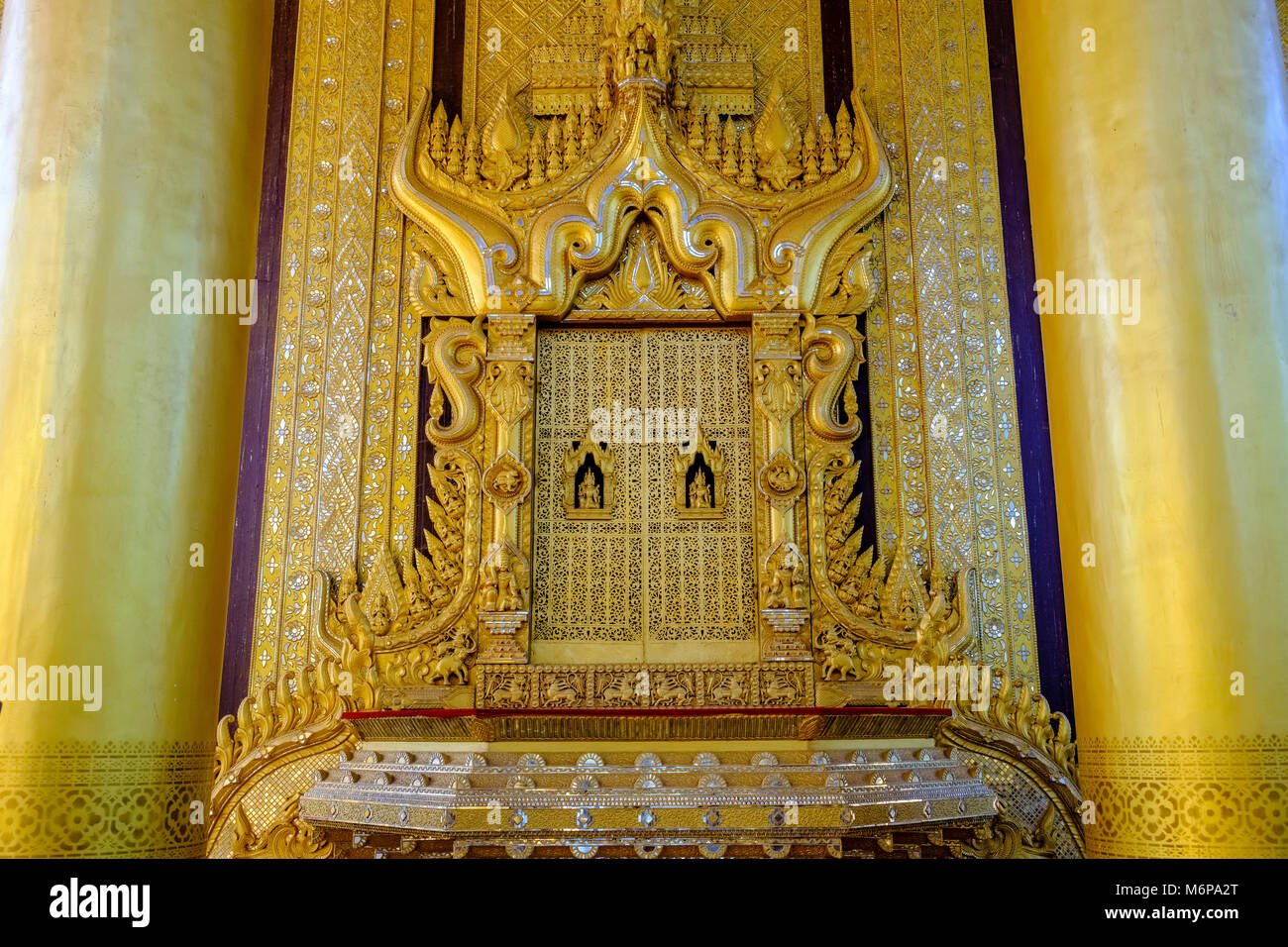 Le Thihathana trône, Lion trône, située à l'intérieur de la salle du trône Royal Lion du Kanbawzathadi Golden Palace Banque D'Images