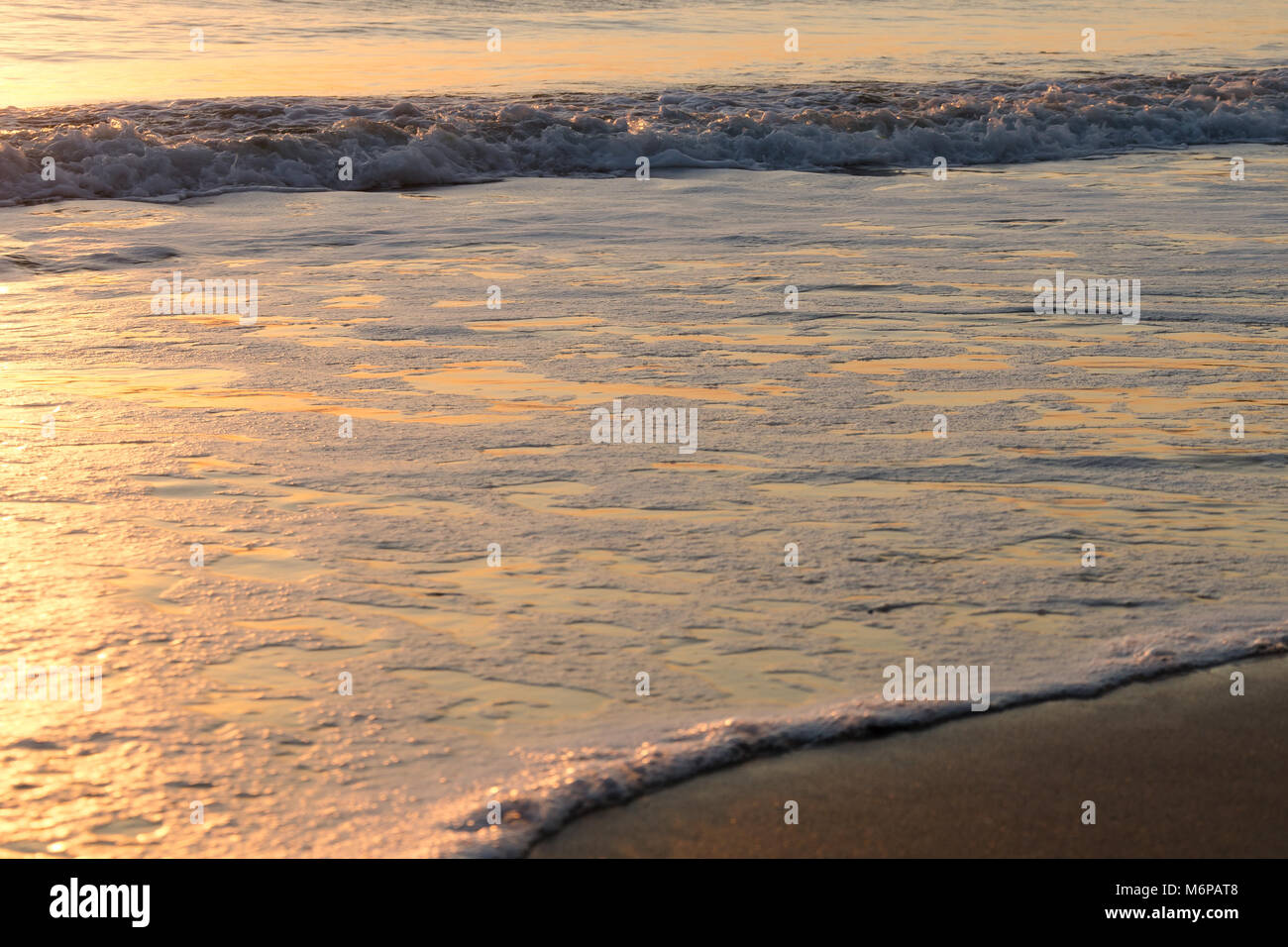 Vagues rouleaux se brisant sur le rivage de la plage Banque de ...