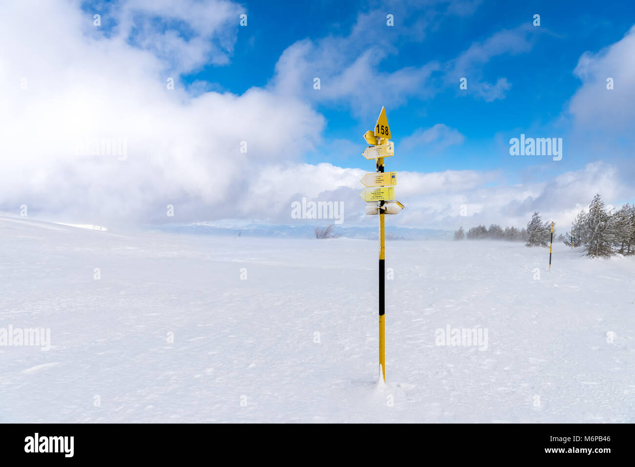 Paysage d'hiver de multi directional sign post pointant vers diverses destinations au parc national Vitosha Banque D'Images