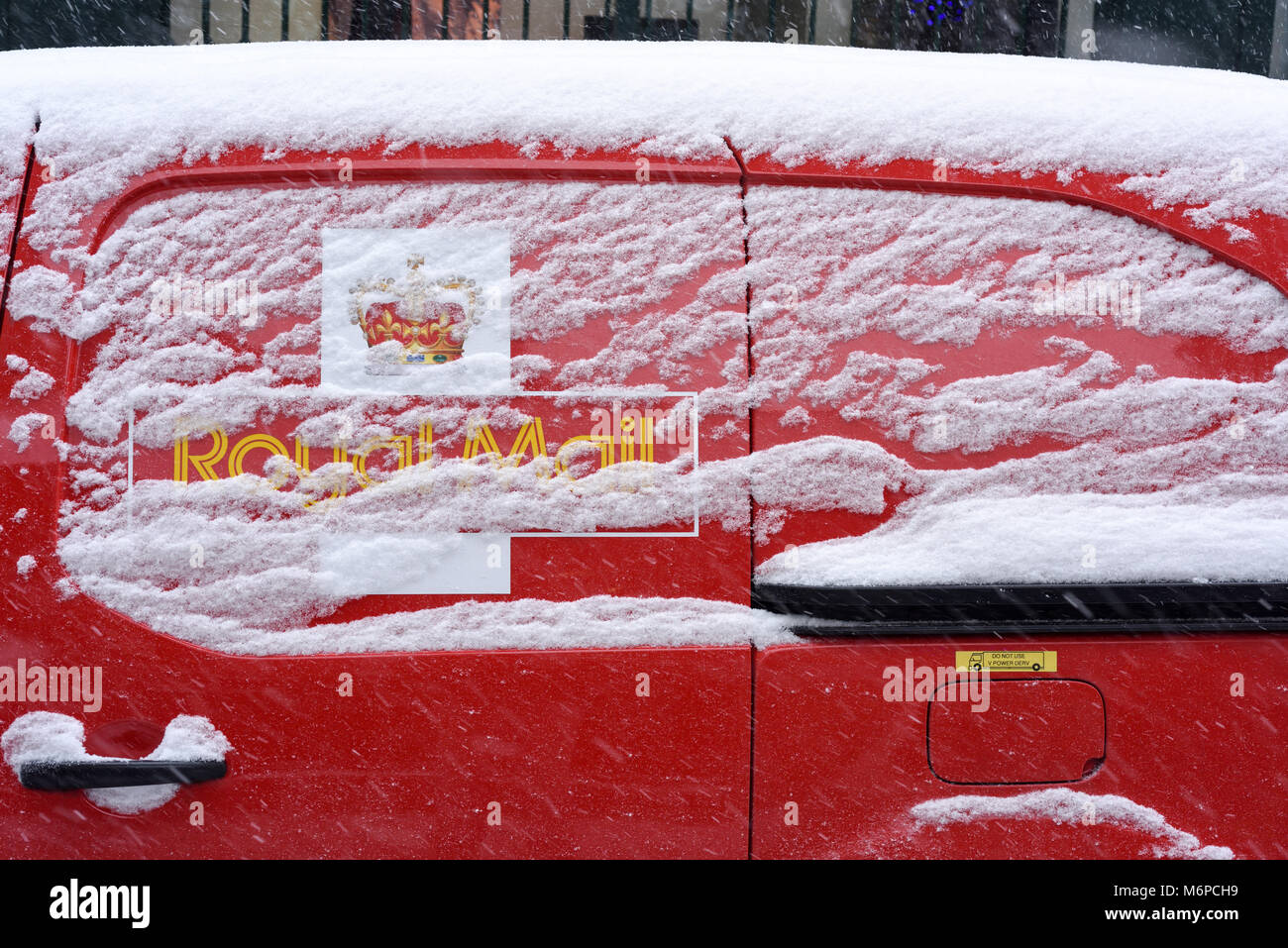 Royal Mail delivery van couvertes de neige. Banque D'Images
